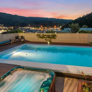 Fabulous With Private Spa Pool & Gym Apartment